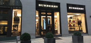 Burberry reduce ingresos un 31% hasta septiembre y recorta ventas con descuentos