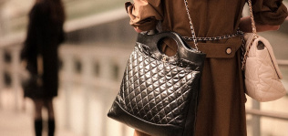 Chanel se encara al mercado de la reventa y limita las compras de sus bolsos