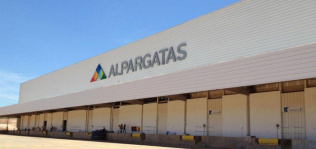 Alpargatas hunde su beneficio un 44% hasta junio por el impacto de la divisa en Argentina
