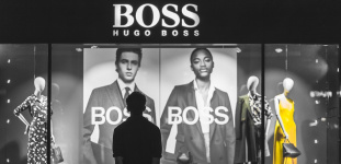 La moda sigue cerrando en Rusia: Hugo Boss y Levi Strauss paralizan su actividad en el país