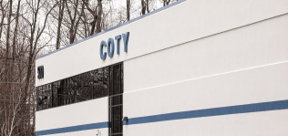 Coty reduce ventas en un 13% pero entra en beneficios