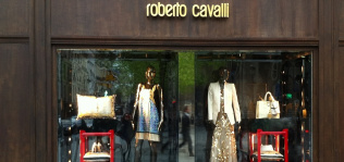 Roberto Cavalli  ‘saca la tijera’: cierres y recortes mientras busca comprador
