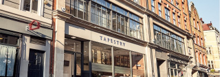 Tapestry estanca sus ventas en los primeros nueve meses, pero mejora previsiones