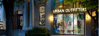Urban Outfitters ralentiza su crecimiento, pero regresa a beneficios en el primer semestre