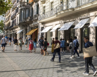 ¿Cuántas personas emplea el comercio de moda en España?