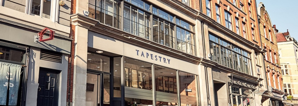 Tapestry estanca sus ventas en los primeros nueve meses, pero mejora previsiones
