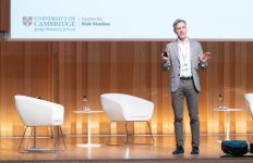 D. Ralph (Cambridge): &ldquo;En un mundo loco, hay que asumir que no se puede predecir nada&rdquo;