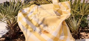 Burberry aterriza en Ibiza con una azotea convertida en su escaparate veraniego