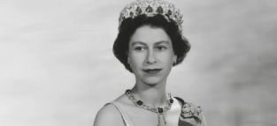 Los vestidos más icónicos de la Reina Isabel II, exhibidos por el centenario de su nacimiento