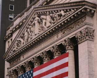 SIMB35: La moda remonta al fin en Bolsa en agosto con el impulso de Guess, VF y Capri