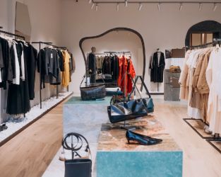 Adolfo Dom&iacute;nguez ampl&iacute;a su huella internacional y aterriza en Georgia con su primer outlet