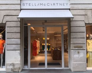 Stella McCartney encoge ventas y dispara p&eacute;rdidas a las puertas de su ruptura con LVMH