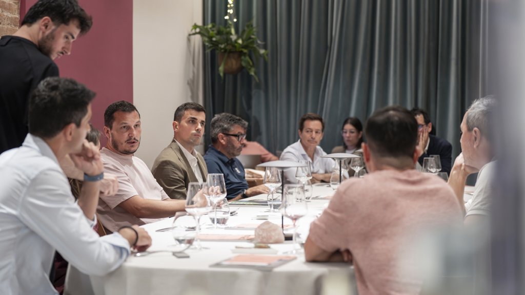 La moda ante su nuevo disruptor: dudas y esperanzas frente a la adoptaci&oacute;n de la IA