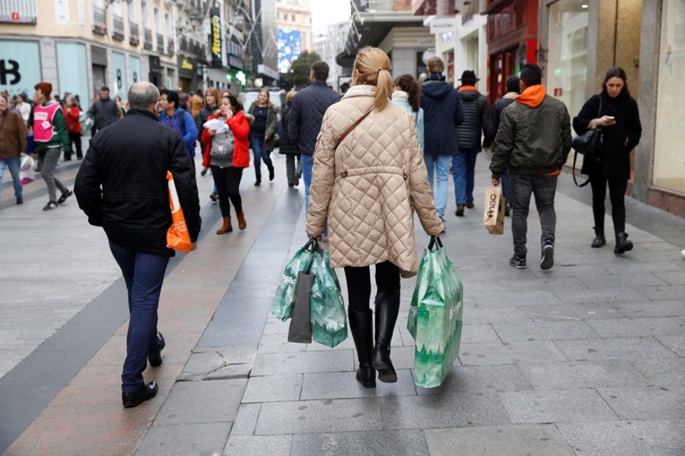 España: los hogares mejoran sus ingresos, pero mantienen el freno al consumo