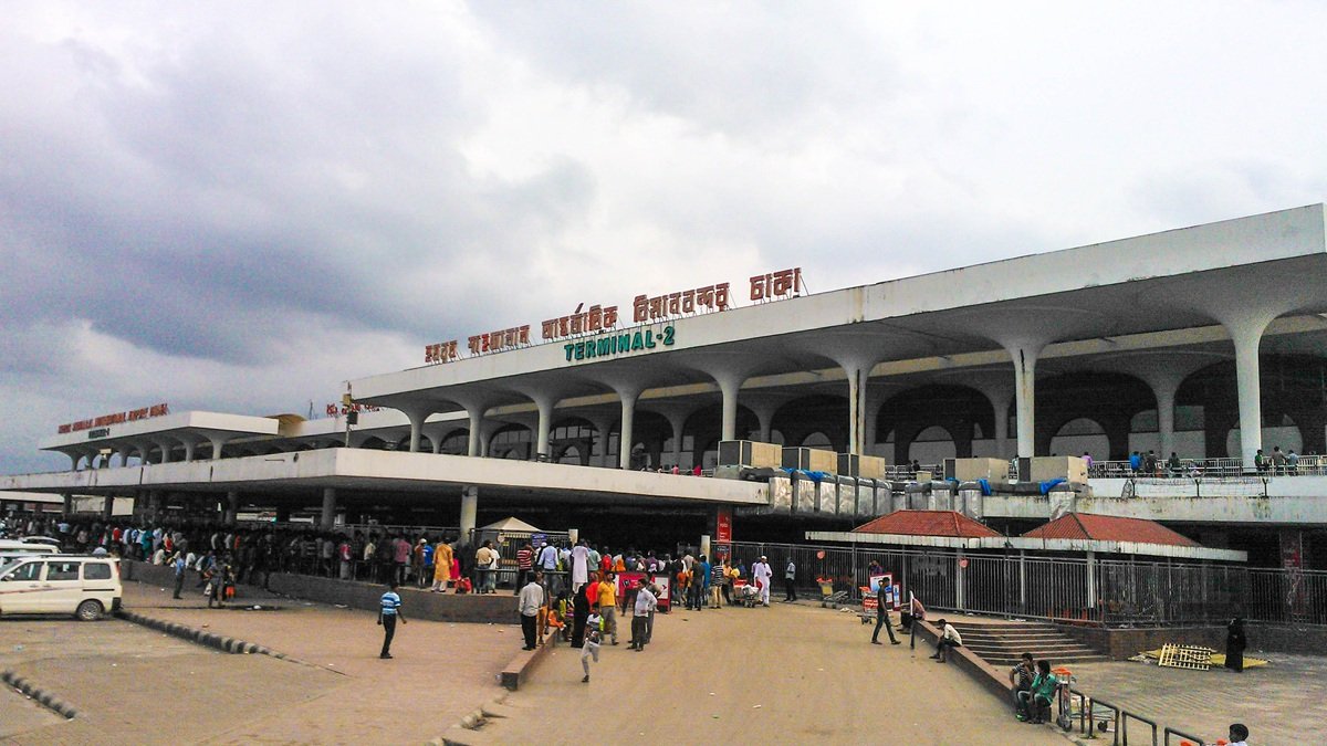 Bangladesh: un incendio en el aeropuerto de Dhaka calcina textiles por millones de dólares