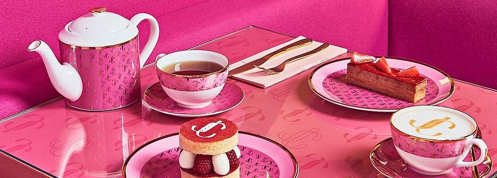 Jimmy Choo le ofrece un café