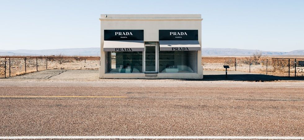 Prada: osadía y paciencia para escalar en el altar del lujo con Versace