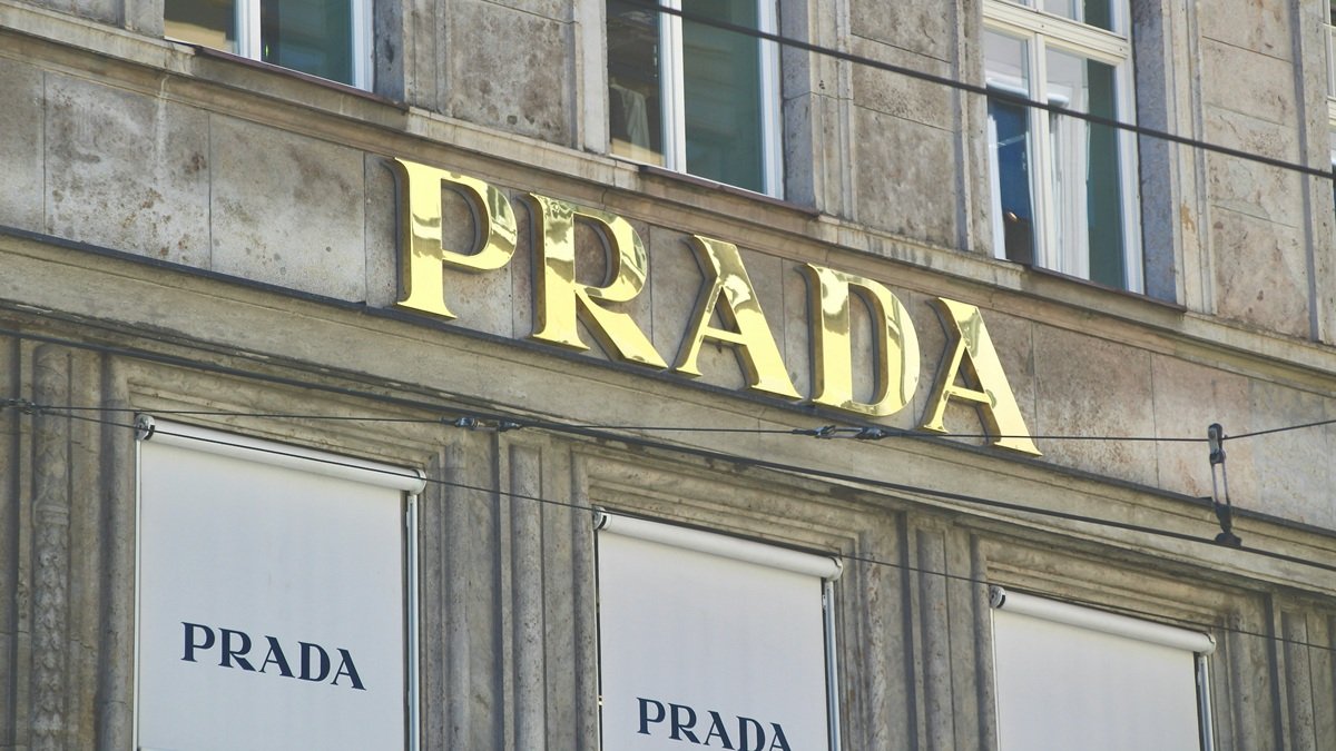Prada fecha el cierre de la compra de Versace: la operación se completará el 2 de diciembre