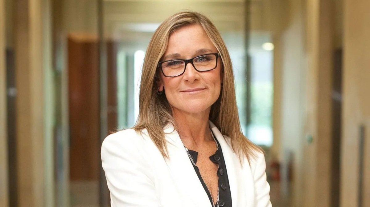 Ralph Lauren da más fuerza a Ahrendts para ‘beber’ de Burberry y Apple en su transformación