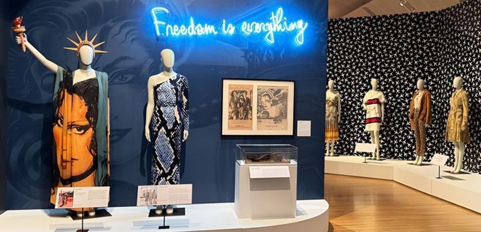 DVF: 50 años de misterio con el ‘wrap dress’ por bandera