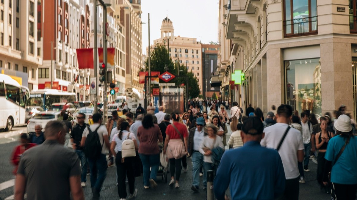 La confianza del consumidor en España vuelve a caer en octubre y marca un retroceso interanual