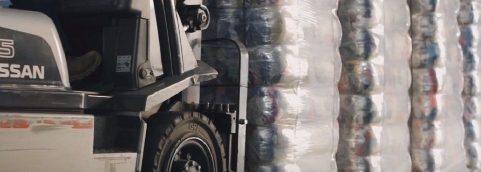 El juez bloquea el megacontrato de basuras de Madrid por la recogida de textiles