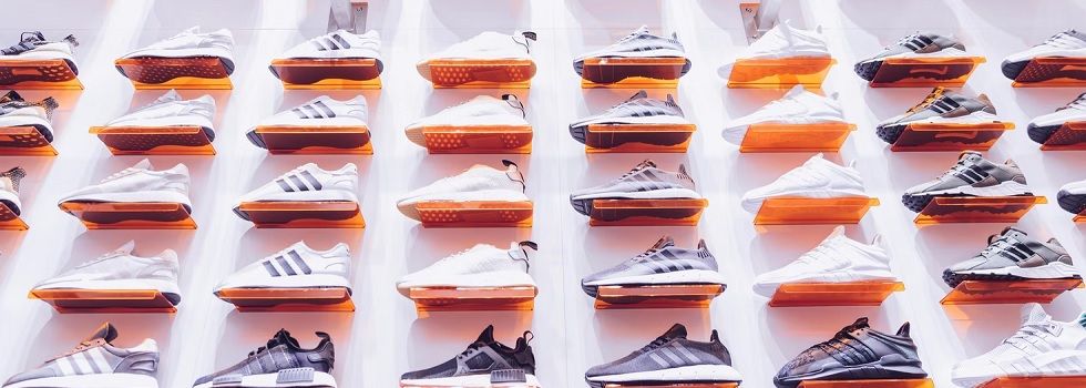 Las &lsquo;sneakers&rsquo; dan un paso atr&aacute;s y pierden tres d&eacute;cimas de la cuota de la moda deportiva