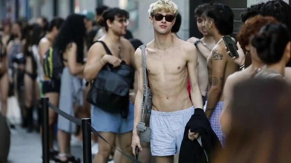 Desigual vuelve a desnudar a sus clientes