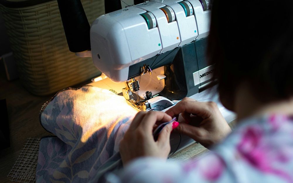 Se exponen nueve trajes confeccionados por supervivientes de la trata