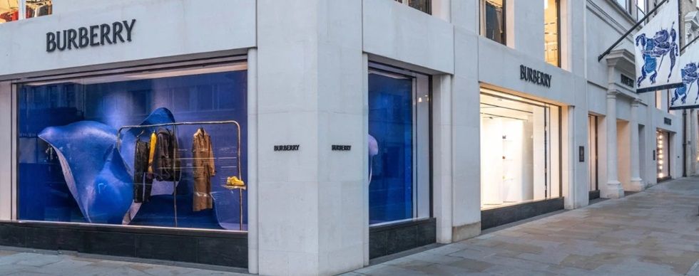 Burberry entra en n&uacute;meros rojos en el primer semestre entre rumores de compra por Moncler