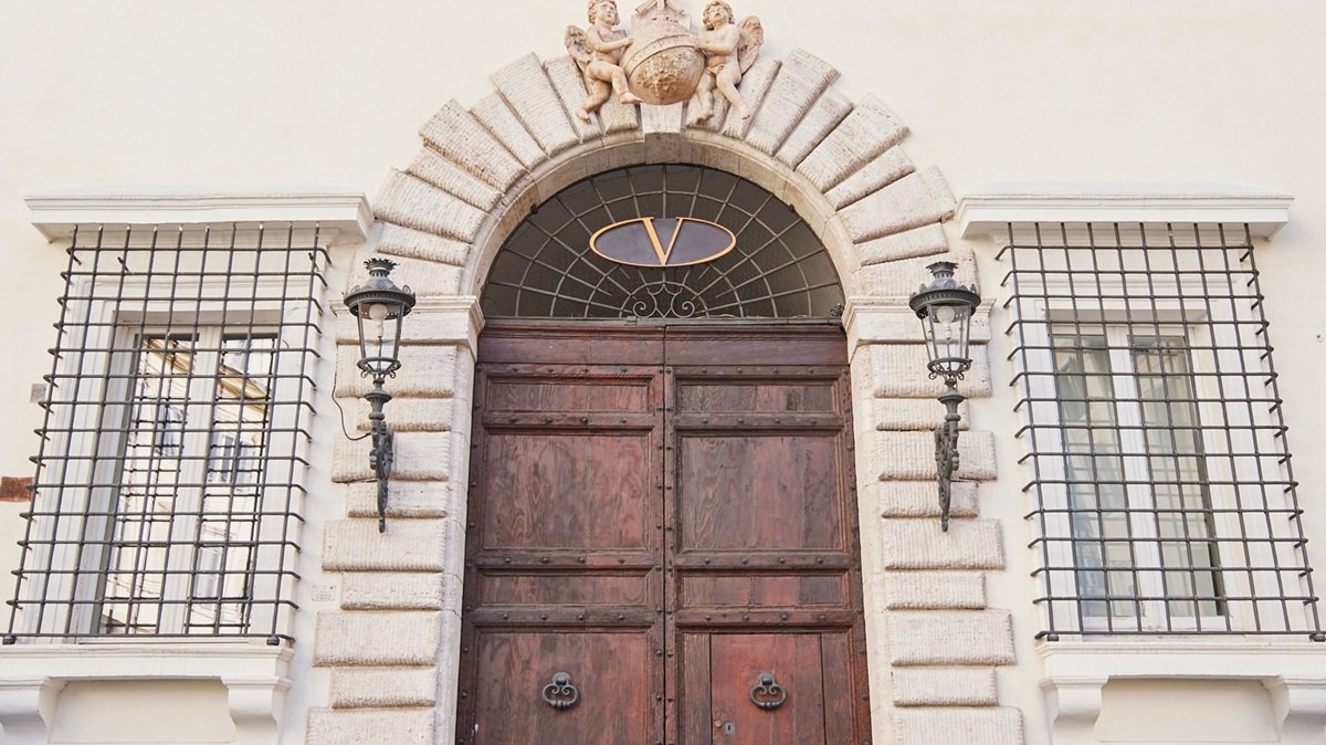 Valentino, investigada en Italia por explotaci&oacute;n laboral en su cadena de suministro