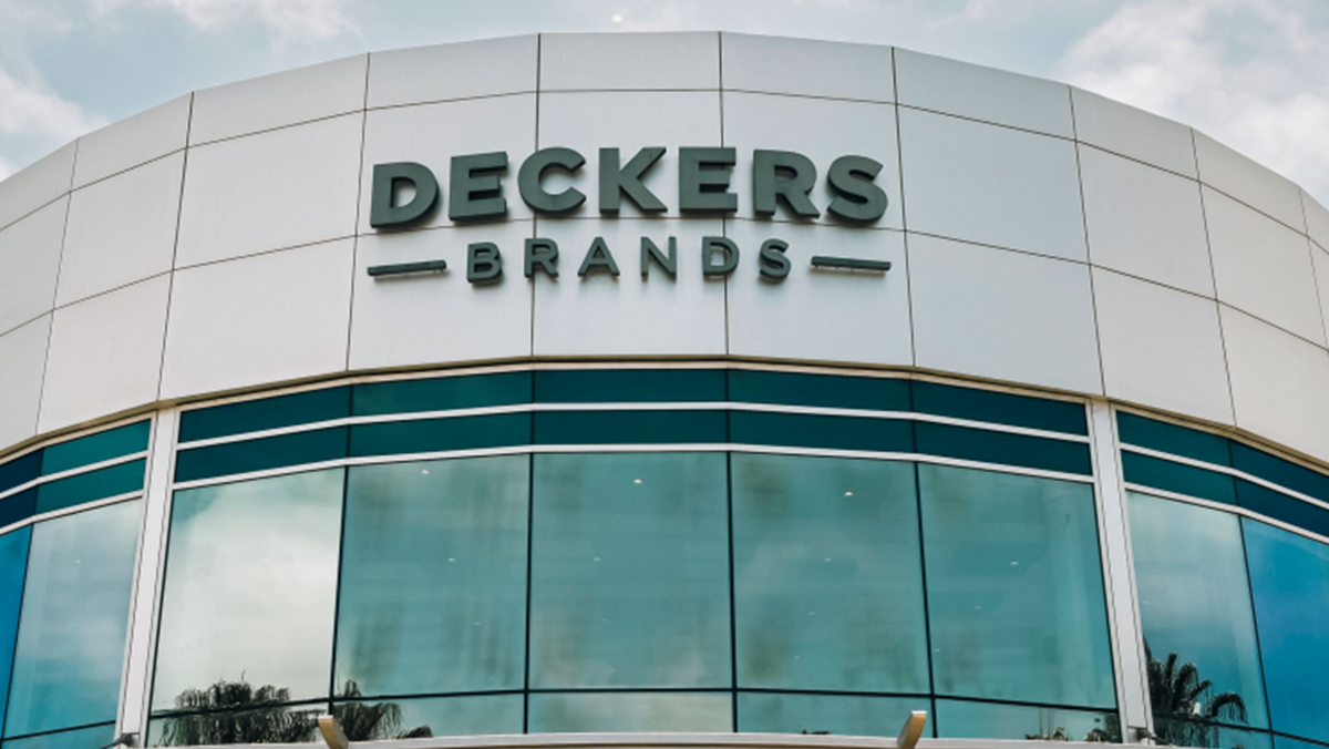 El gigante Deckers se vuelca en Espa&ntilde;a con filial propia tras el frenazo de Hoka en el pa&iacute;s