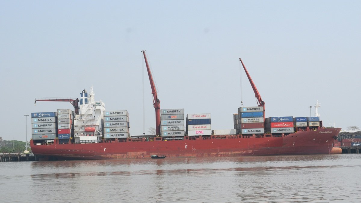 Bangladesh: se desploman un 14% las exportaciones de prendas de vestir en diciembre