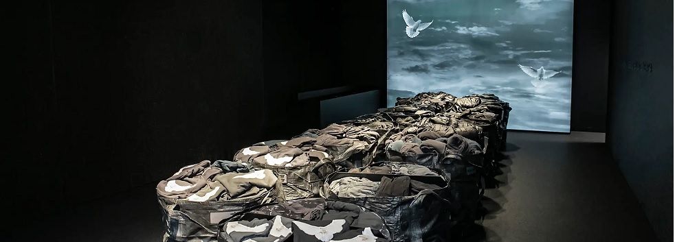 Balenciaga sigue los pasos de Gap y tambi&eacute;n corta lazos con Kanye West