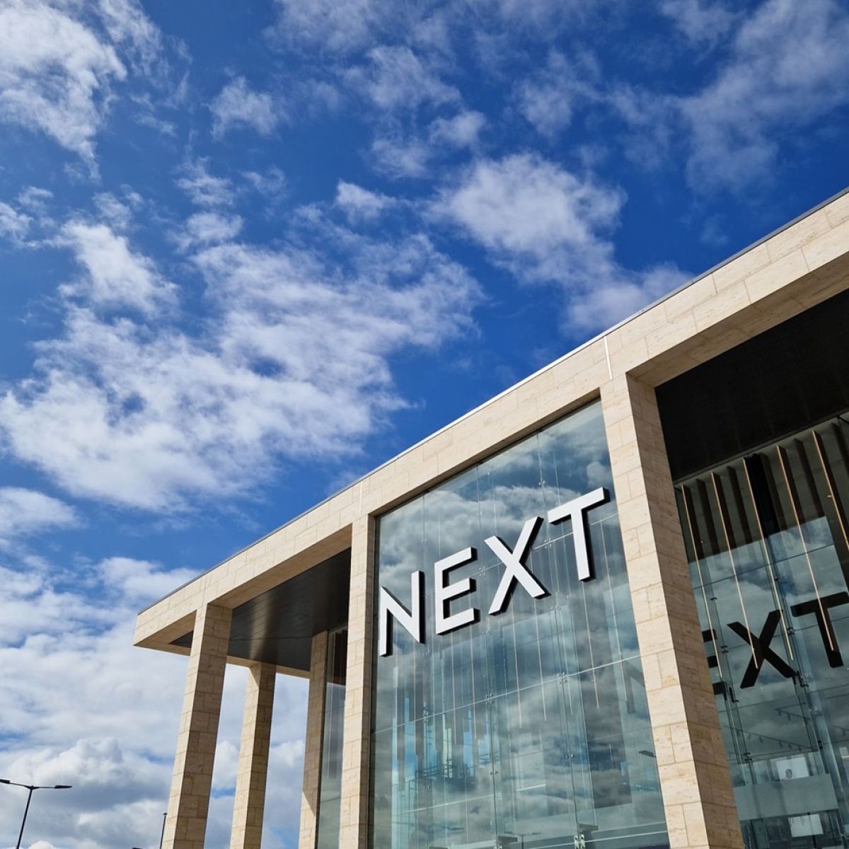 Next eleva previsiones tras aumentar sus ventas a cierre del primer semestre de 2024