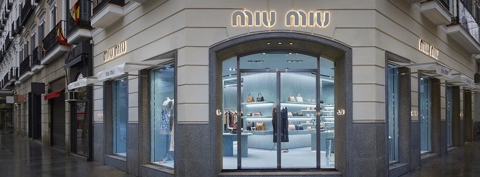Prada crece un 12% en 2023 impulsado por el crecimiento de Miu Miu