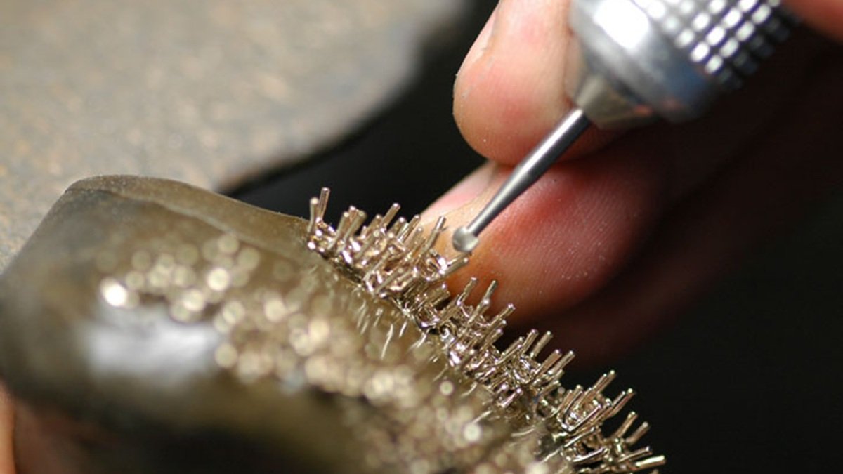 Kering adquiere el 20% de la italiana Raselli Franco Group para blindar su cadena de valor