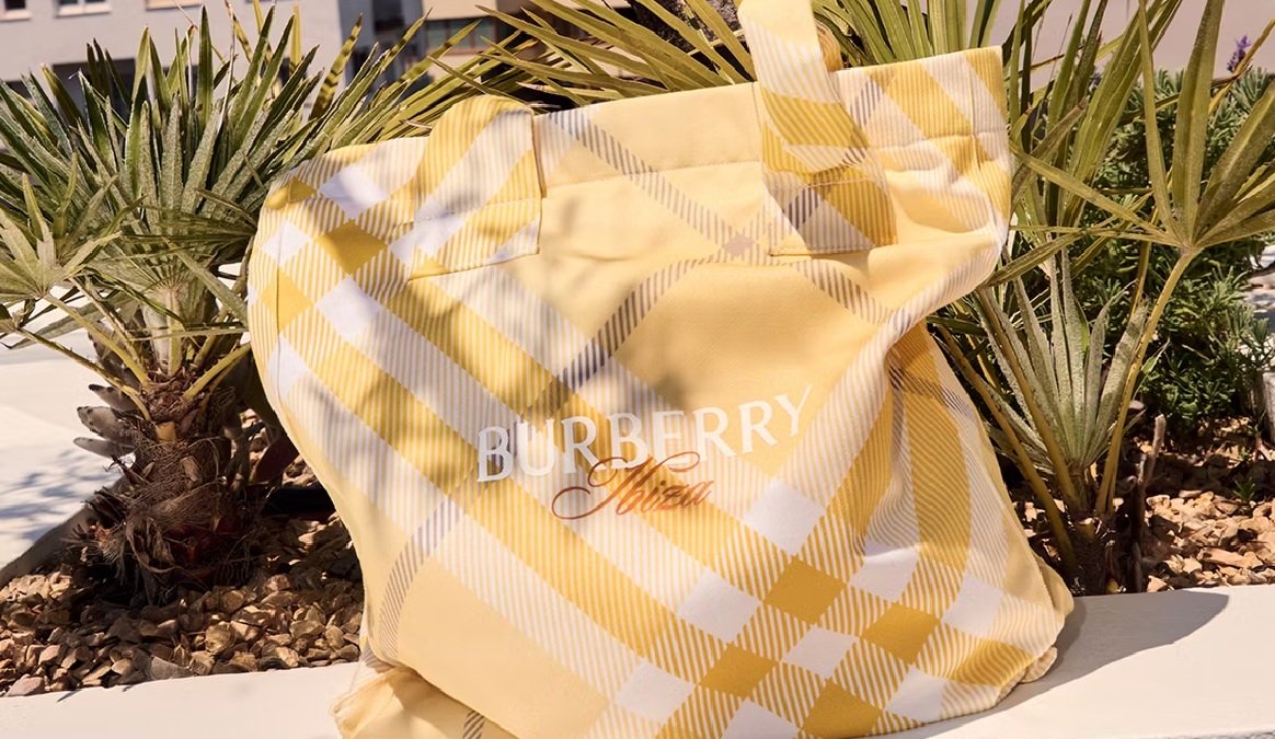 Burberry aterriza en Ibiza con una azotea convertida en su escaparate veraniego