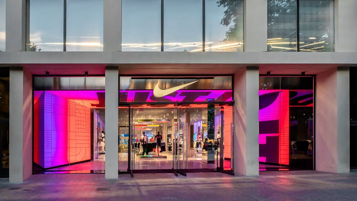 Nike se viste de rojo en Espa&ntilde;a: la red de tiendas entra en p&eacute;rdidas en plena expansi&oacute;n