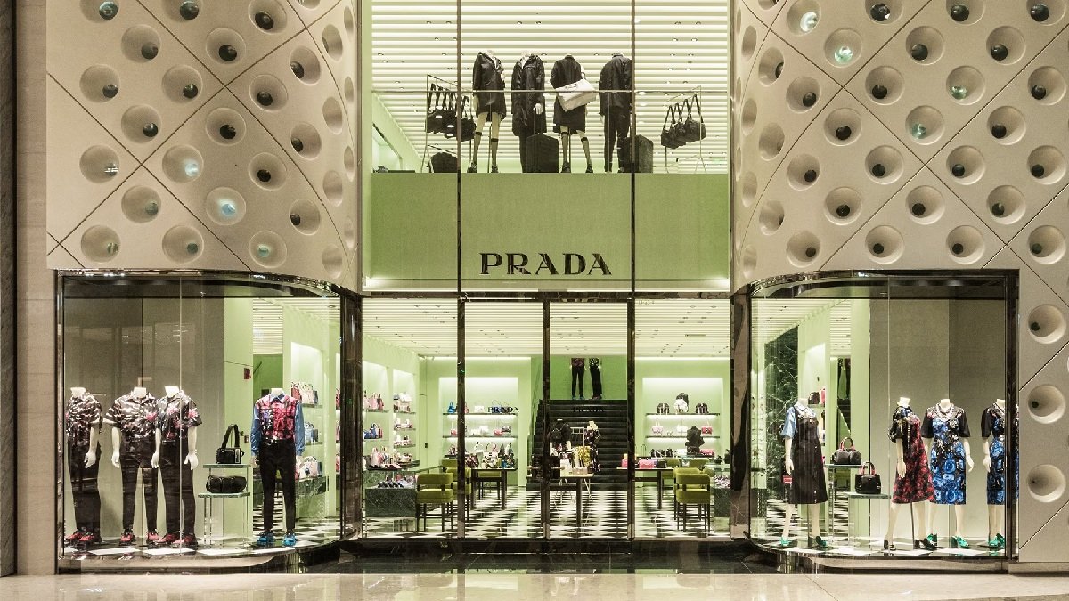 Prada obtiene luz verde de Bruselas a la compra de Versace