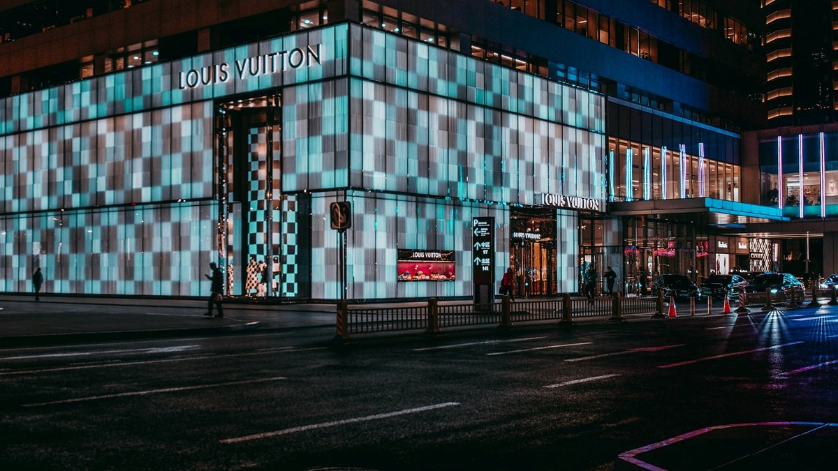 El lujo vuelve a mirar a China: el mercado amortigua su ca&iacute;da y retrocede s&oacute;lo un 5% en 2025