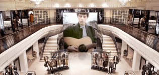 Burberry da un paso atr&aacute;s en Latinoam&eacute;rica y se va del mercado chileno