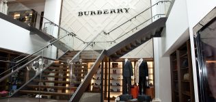 Burberry reordena su consejo de administraci&oacute;n con la salida de dos miembros