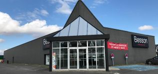 Vivarte reduce a la mitad sus p&eacute;rdidas en 2017 y pone a la venta Besson