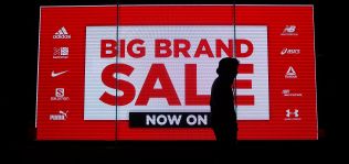 Los espa&ntilde;oles reducen su presupuesto en moda un 33,7%