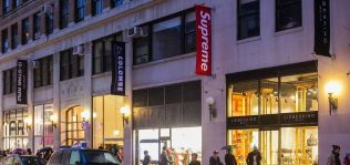 VF completa la compra de Supreme por 2.100 millones de d&oacute;lares