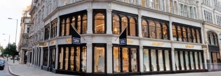 Burberry contin&uacute;a renovando su c&uacute;pula y pierde a su directora financiera y de operaciones 