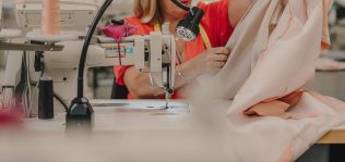 El empleo en la industria de la moda cae primera vez desde 2021 y la confecci&oacute;n marca m&iacute;nimos