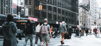 EEUU recupera el aliento en 2023: los hogares ganan m&aacute;s por primera vez desde la pandemia