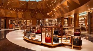 El lujo, por la vista y el olfato: gafas y perfumes resisten; bolsos y relojes, caen